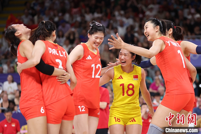 中国女排在巴黎奥运会小组赛首战以3-2逆转击败