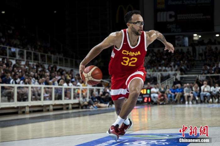 周琦关键罚球助中国男篮领先，李凯尔抢断锁定