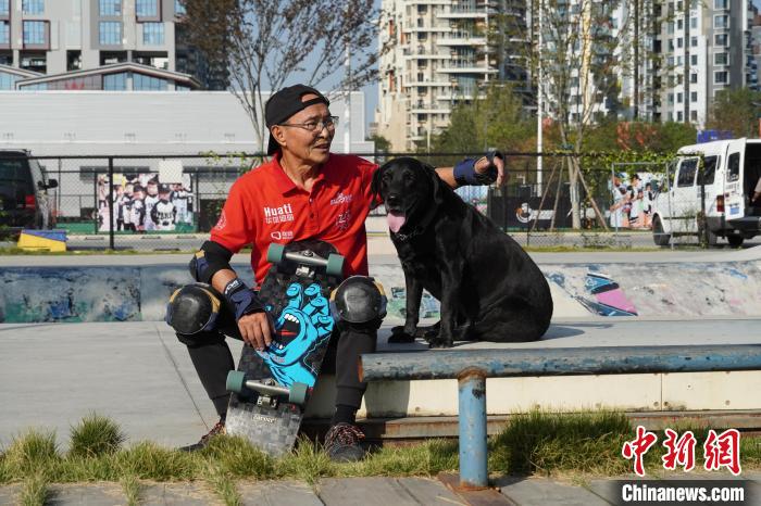 71岁成都运动爷爷奔赴云南挑战汽车越野拉力赛