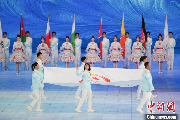 体坛老将亚冬会新身份亮相：解说、执旗、团长