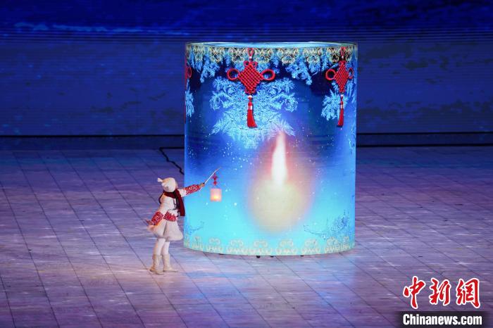 体坛老将亚冬会新身份亮相：解说、执旗、团长