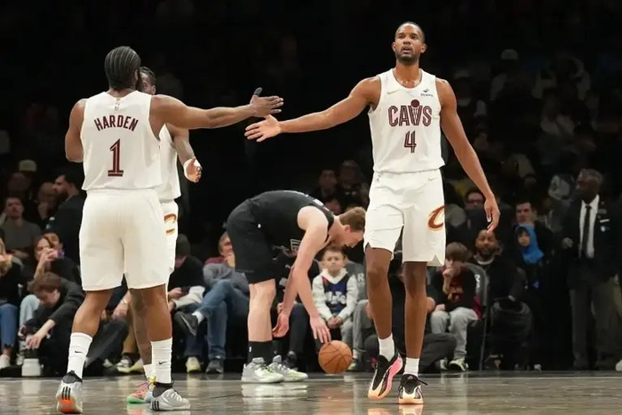 字母哥拒绝摆烂引管理层矛盾 雄鹿酝酿交易莫布