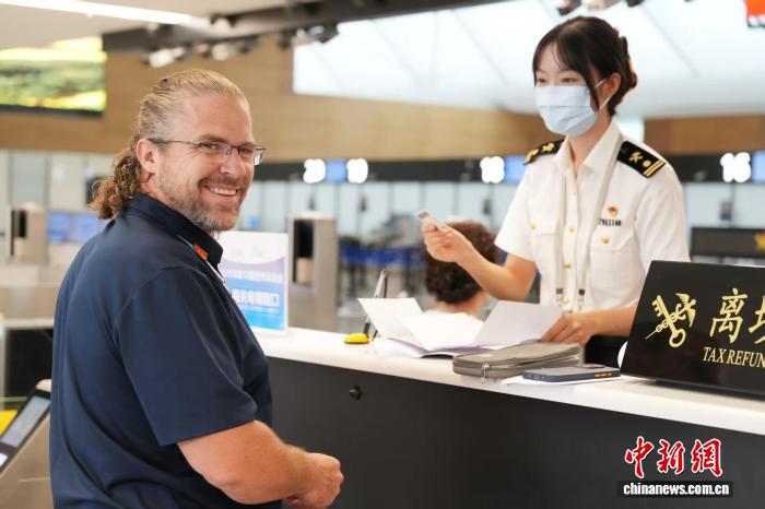 成都世运会闭幕后千人出境高峰海关高效保障通