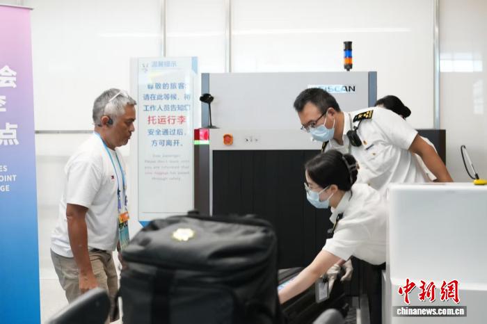 成都世运会闭幕后千人出境高峰海关高效保障通