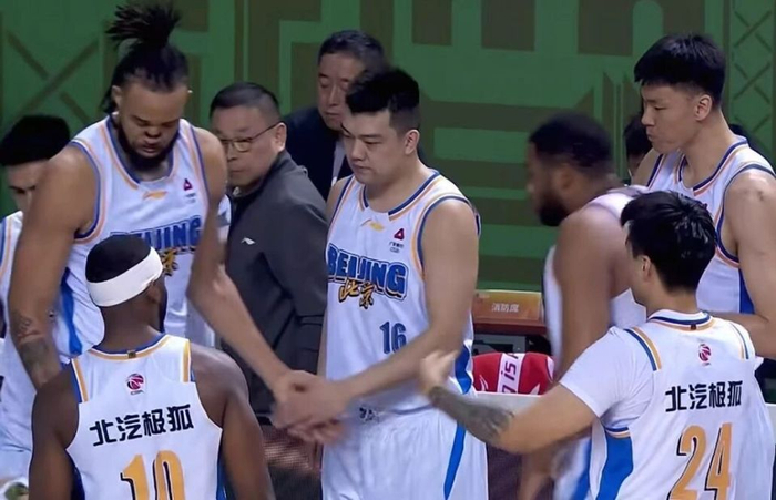 北京男篮季后赛阵容渐齐 外援管理难题凸显